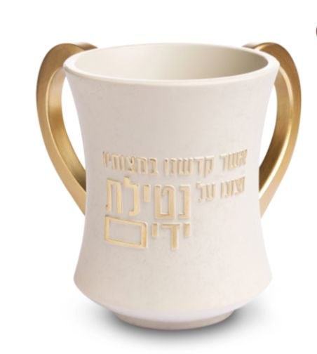 картинка Натла полистоун белая с золотой надписью от магазина Бронная.Shop+