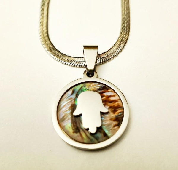 картинка Хамса на перламутре в кругу серебристая от магазина Бронная.Shop+