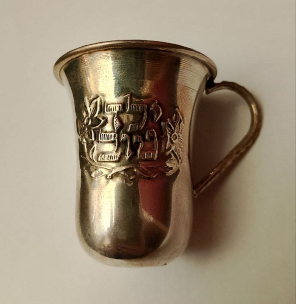 картинка Кружка серебро с цветами Хороший мальчик  от магазина Бронная.Shop+