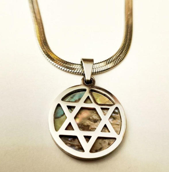 картинка Маген давид на перламутре в кругу серебристый от магазина Бронная.Shop+